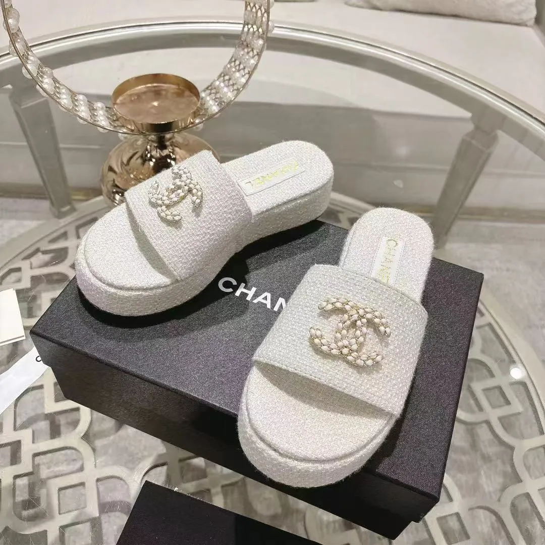 👟👟Ex-factory price 480👟👟 🎉Chanel Chanel 2025 Xiaoxiang C family thick-soled sandals series official website synchronization, classic and elegant, casual wear 🌹🌹🌹🌹Original logo ~ Made of imported sheepskin and C family custom fabrics, a variety of colors for the goddess to choose! ❤️❤️❤️❤️ Code number: 36~40 (35.41.42 customized, non-returnable) Color: 5 colors;